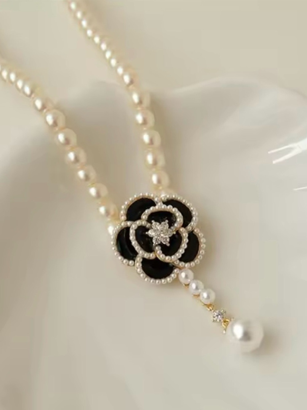 Elegant Black & Pearl Flower Pendant Necklace - Women Jewelry - Picture 3 of 3